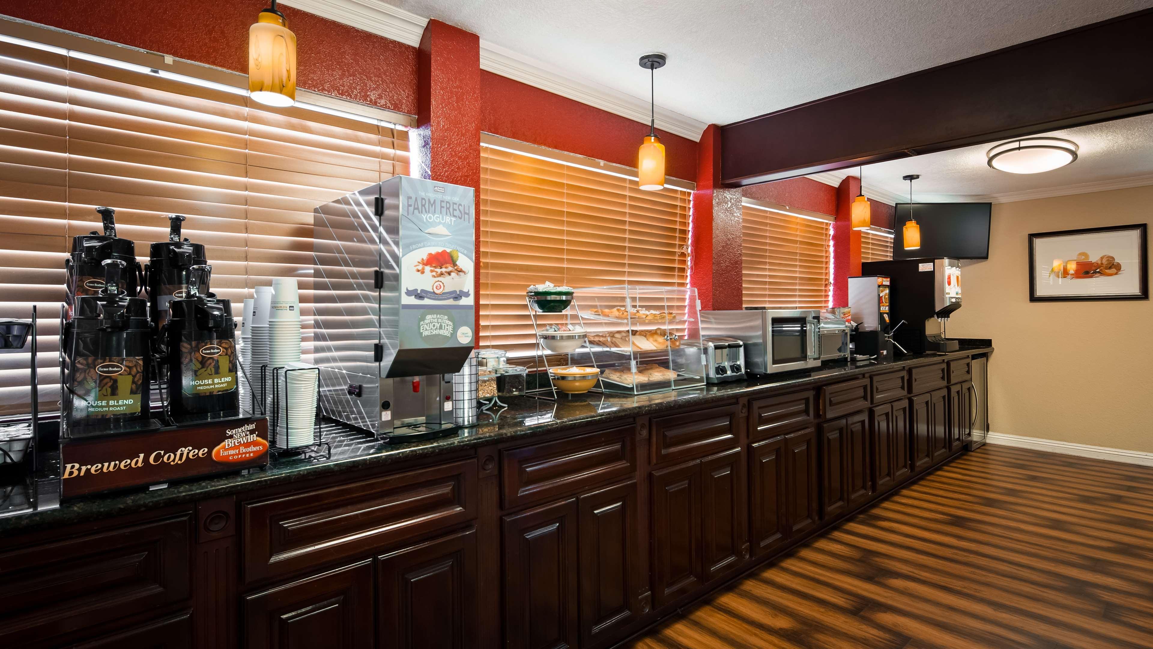 Best Western Desert Winds Mojave Bagian luar foto